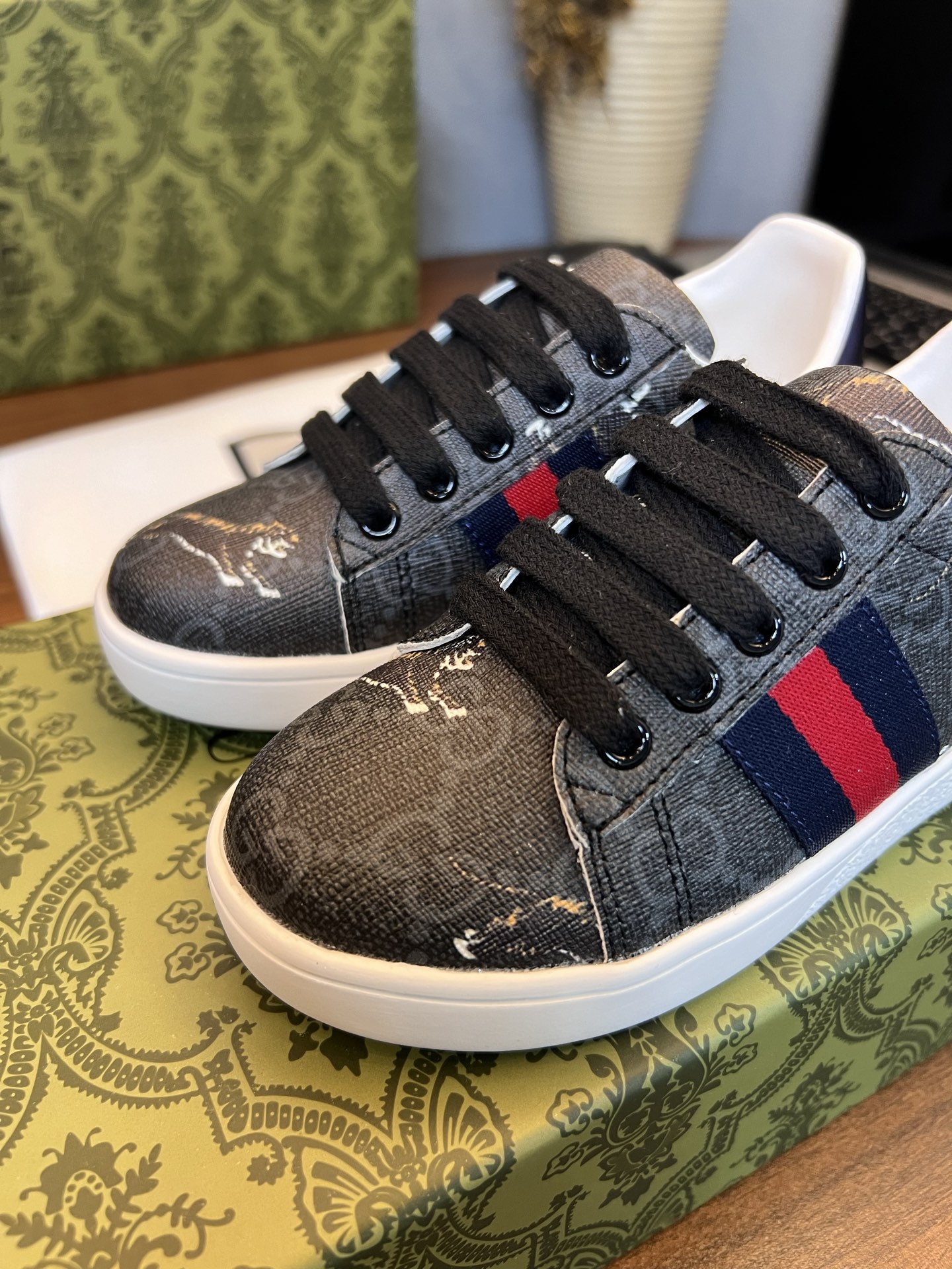 Children's shoes child
